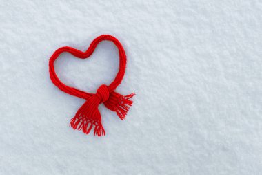 Kışın beyaz kar üzerinde kırmızı kalp şeklinde eşarp sevgililer günü arka planı, kar dokusu, sevdiklerine sürpriz.