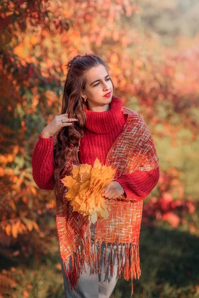 Портрет Красивой Молодой Женщины Длинными Волосами Осеннем Лесу Букет Желтых — стоковое фото