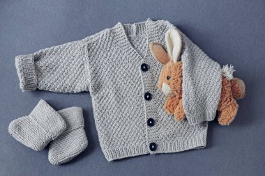 Yeni doğmuş bir bebek için sıcak örülmüş bebek seti, doğal malzemeler, yumuşak oyuncaklar, bebek bekleyen anneler günü, mutlu yıllar.