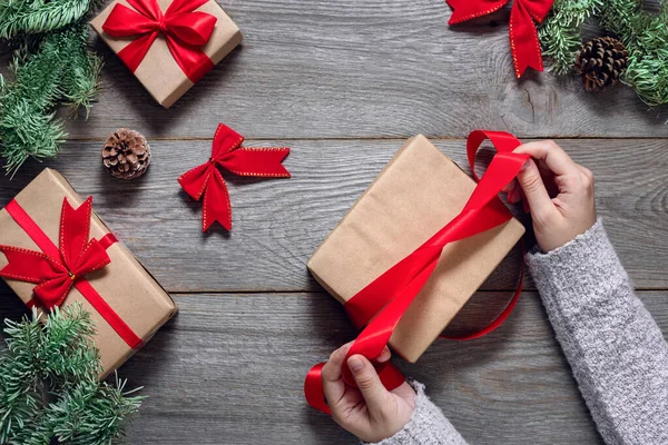 Geschenken Voor Kerst Achtergrond Handen Wikkelen Decoreren Geschenken Een Houten — Stockfoto