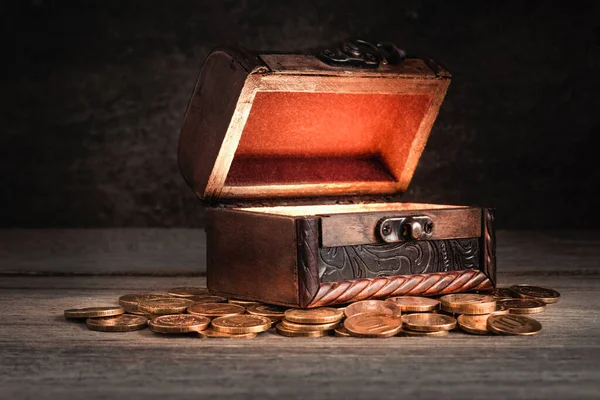 Velho Baú Madeira Com Moedas Mesa Peito Aberto Luz Brilhante — Fotografia de Stock