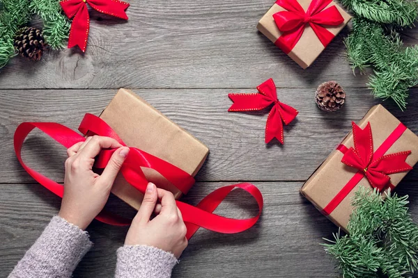 Verpakking Decoratie Van Kerstgeschenken Een Houten Tafel Bovenaanzicht Lay Out — Stockfoto