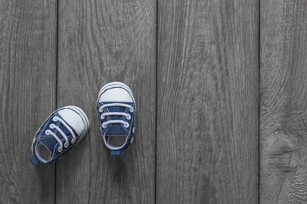 Bonito Tênis Minúsculos Para Criança Chão Madeira Conceito Família Criança — Fotografia de Stock