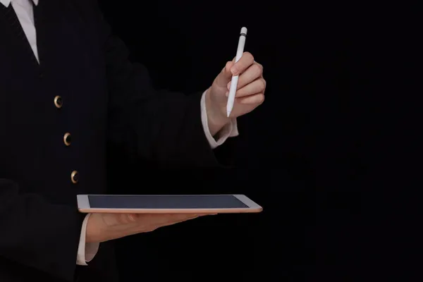 Tablet Και Γραφίδα Γυναικεία Χέρια Μαύρο Φόντο Απευθείας Σύνδεση Επιχειρήσεις — Φωτογραφία Αρχείου