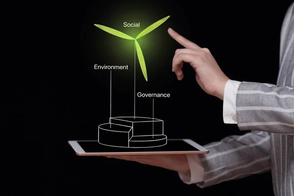 Esg 도표와 타워와 에너지를 사업가의 태블릿 로열티 프리 스톡 이미지