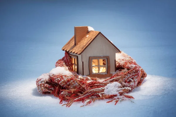 Model Domu Śniegu Zawinięty Ciepły Szalik Zimie Przytulny Ciepły Drewniany — Zdjęcie stockowe