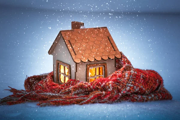 Gemütliches Warmes Holzhaus Auf Dem Schnee Winter Licht Aus Den — Stockfoto
