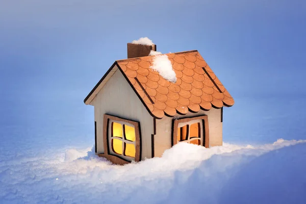 Mały Drewniany Dom Śniegu Zimie Przytulne Światło Okien Ciepły Ekologiczny — Zdjęcie stockowe