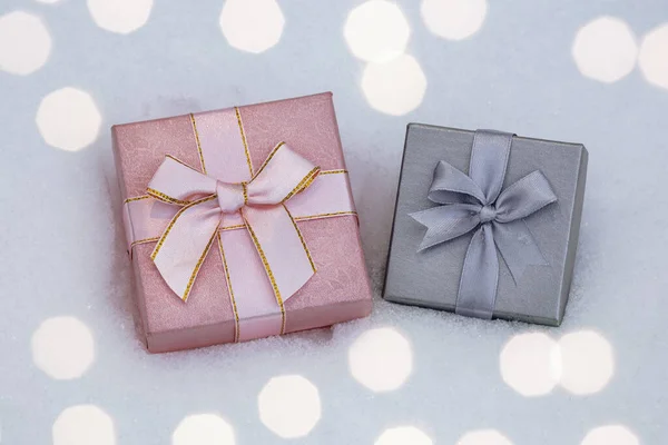 Geschenkboxen Mit Schleifen Schnee Verschwommene Lichter Der Weihnachtsgirlanden — Stockfoto