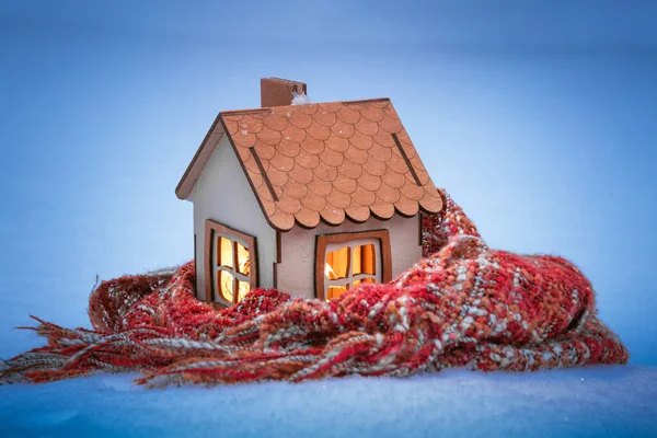 Kleines Holzhaus Winter Einen Schal Gehüllt Schnee Warmes Licht Aus — Stockfoto