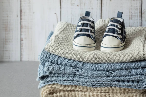 Babyskor Kläder Och Textilier Trä Bakgrund Nyfödda Baby Koncept Stockbild