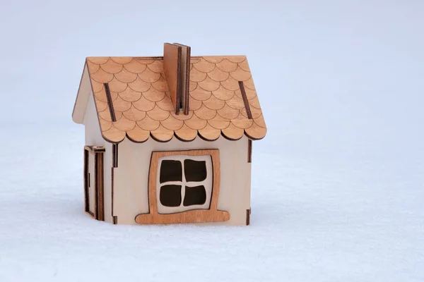겨울에 세워진 장난감 나무집 — 스톡 사진