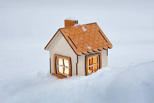 Haus Winter Holzspielzeughaus Schnee Licht Den Fenstern Gemütliches Und Warmes — Stockfoto