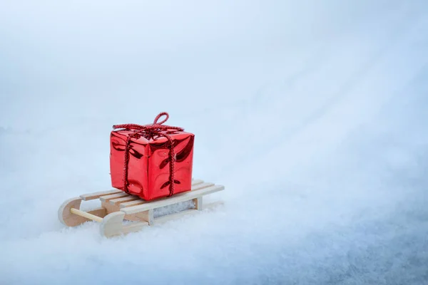 Caixa Presente Vermelho Trenó Madeira Inverno Neve Natal Presentes Entrega — Fotografia de Stock