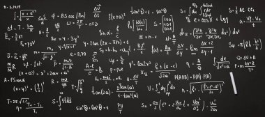 Siyah okul kurulu tebeşir ve yazılı formüller, denklemler ve sayılar, uygulamalı matematik konsepti