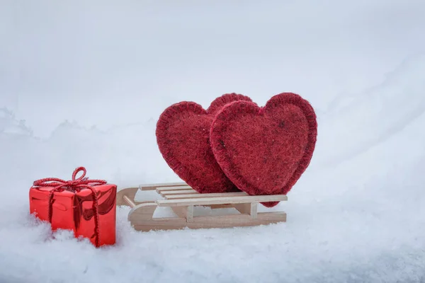 Sevgililer Günü Kartı Kışın Kardaki Tahta Kızaklarda Iki Kırmızı Kalp — Stok fotoğraf