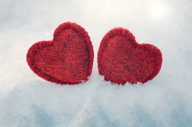 Kışın karda iki kırmızı yün kalp, Sevgililer Günü süsü, 14 Şubat arkaplan