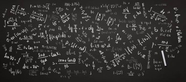 Matematik arkaplanı, sayılar, denklemler ve formüller çalışma, okul, eğitim, sınavlar için tebeşir kavramı ile siyah bir karatahtaya yazılmıştır.