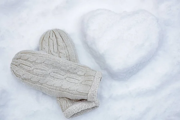 Szív Hóból Kötött Kesztyűből Télen Odakint Koncepció Love Tél Vagy — Stock Fotó