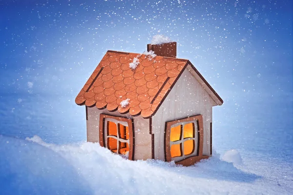 Ein Kleines Holzhaus Mit Hell Leuchtenden Fenstern Einem Winterabend Schnee — Stockfoto