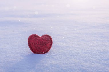 Karda kırmızı kalp