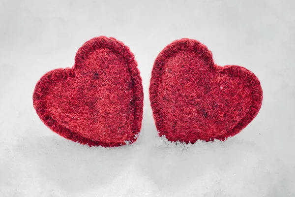 Dos Corazones Rojos Sobre Fondo Nieve Fotos de stock libres de derechos