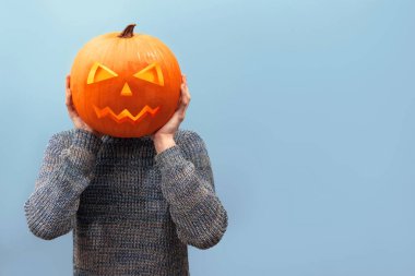 Kabak kafalı bir adamın portresi mavi arka planda izole edilmiş, mesaj için boş alan