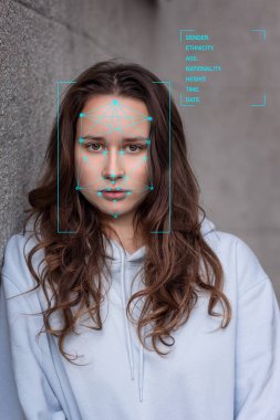Yüzü dijital olarak işaretlenmiş bir kadının portresi, kimlik tespiti ve biyometrik