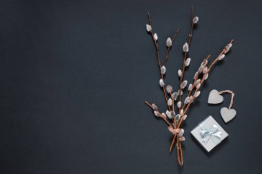 Söğüt dalları tomurcuklanan ilkbahar hediyeleri siyah kalpler, mutlu paskalyalar, kadınlar günü, bahar zamanı minimum arka plan