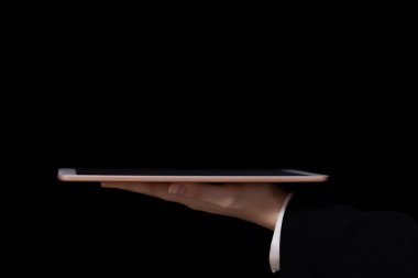 Siyah arkaplan üzerinde bir tablet, istatistiksel verilerin görselleştirilmesi, tasarım için modelleme, iş ve finans alanında dijital teknolojilerin kullanımı, 