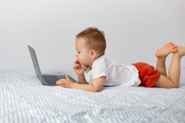 Bilgisayarlı bir çocuğun portresi, çocuk açık ekrana bakıyor.