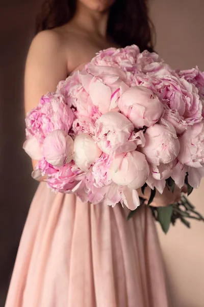 Молодая Женщина Красивом Платье Держит Большой Букет Свежевырезанных Розовых Пионов — стоковое фото