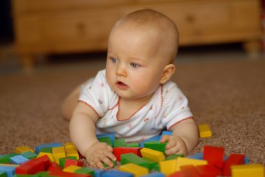 yapı taşları ile oynayan bebek