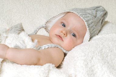 8 aylık bebeğin karnına yalan