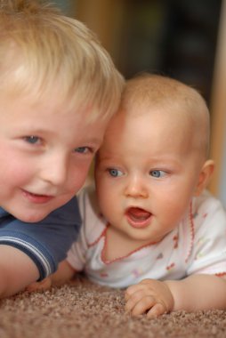 8 aylık bebeği ve 4 yaşındaki kardeşi