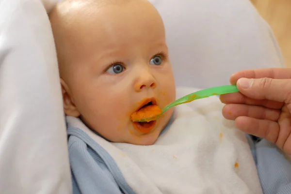 bebek havuç püresi yiyor