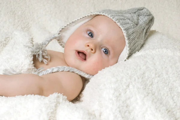 Bebé de 8 meses acostado boca abajo —  Fotos de Stock