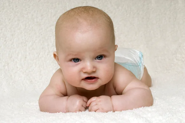 8 miesiąc życia dziecka leżącego na brzuchu — Zdjęcie stockowe