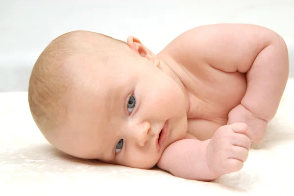 8 month old baby lying on his stomach — Stock Photo, Image