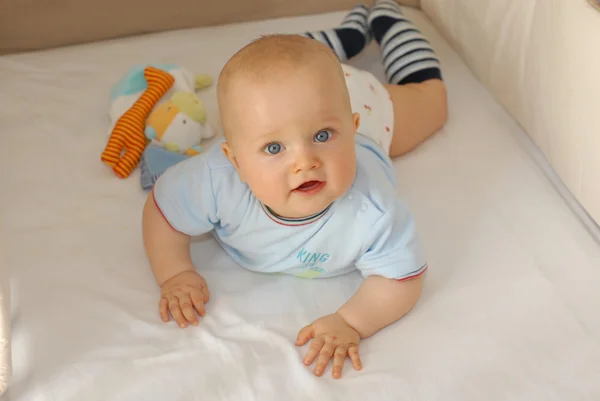 彼の胃に横たわる 8 ヶ月歳の赤ちゃん — ストック写真