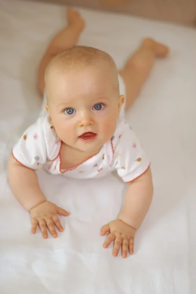 8 month old baby lying on his stomach — Stock Photo, Image