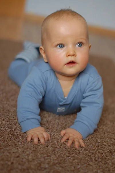 The baby learns to crawl — Stock Photo, Image