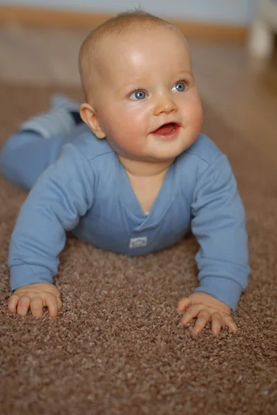 The baby learns to crawl — Stock Photo, Image