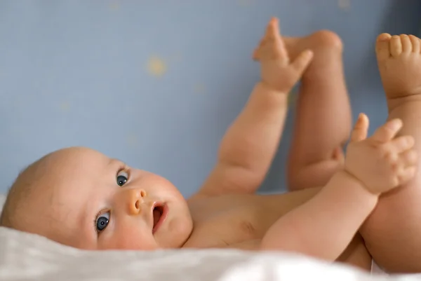 Bebeğin ayakları ile oynuyor