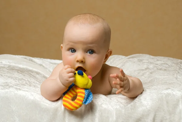 Oyuncak bebekle — Stok fotoğraf