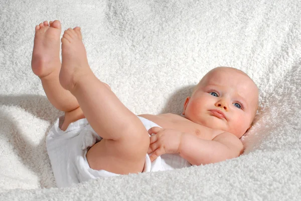 Dítě hraje s nohama — Stock fotografie