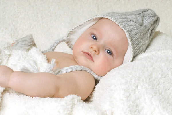 8 maand oude baby liggend op zijn buik Stockafbeelding