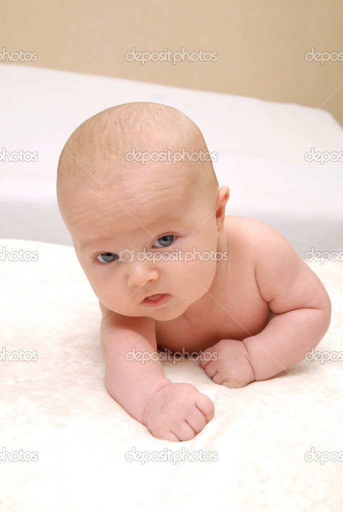 8 mois, bébé couché sur le ventre — Photographie foun © 20794157