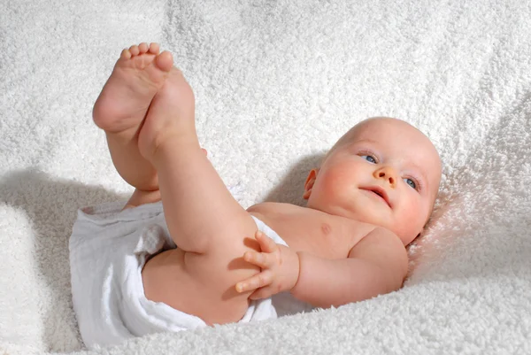 Bebeğin ayakları ile oynuyor