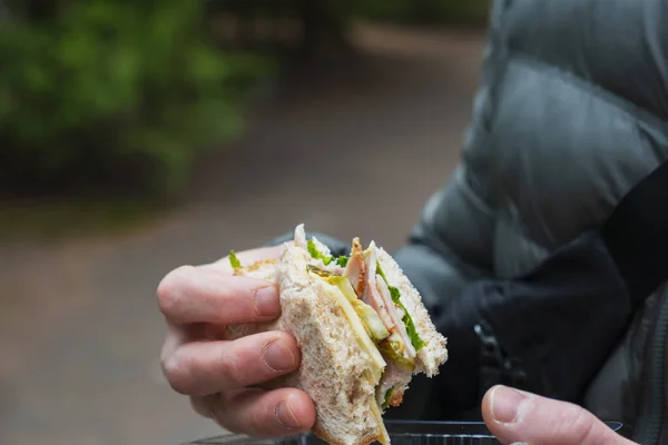 在公园外面吃三明治的人 — 图库照片